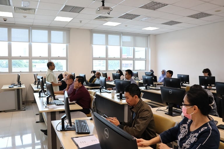 Expert from WHO Collaborating Centre for Reference & Research on Influenza Melbourne conducting a lecture session at the UKM Medical Molecular Biology Institute